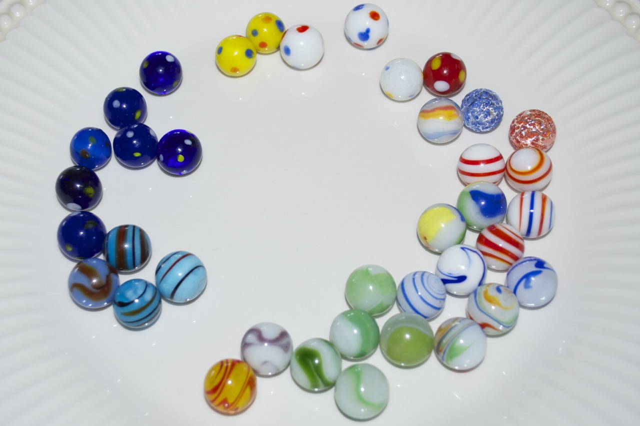 Lot of 25 Assortment of Marbles Glass Grab Bag Some Decent Collectibles Possibly 